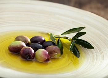 Huile d'olive grecque et olives de Kalamata dans un plat traditionnel de Grèce